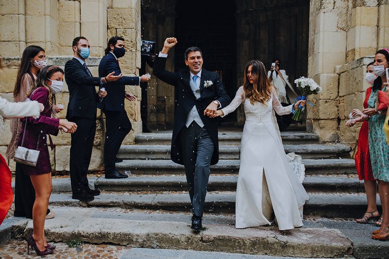 Ramón Márquez (uruguayo) y Bárbara Menéndez Valdés (española) se casaron en la iglesia San Martín en Segovia (España). La celebración de la boda fue en un restaurante al que asistieron 25 personas. Foto: Boffano Studios