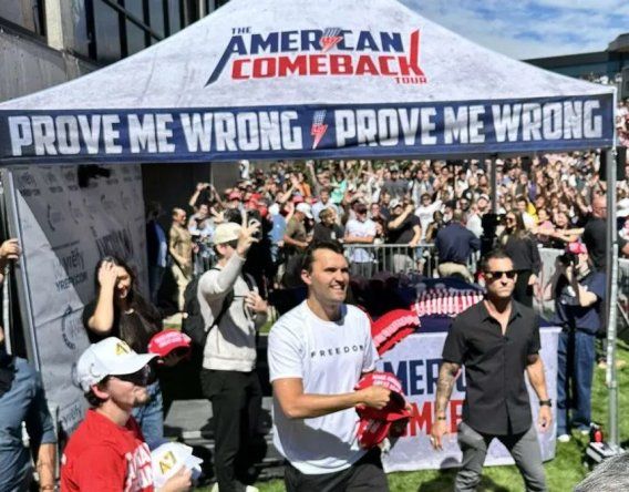 Charlie Kirk a su llegada a la Utah Valley University.