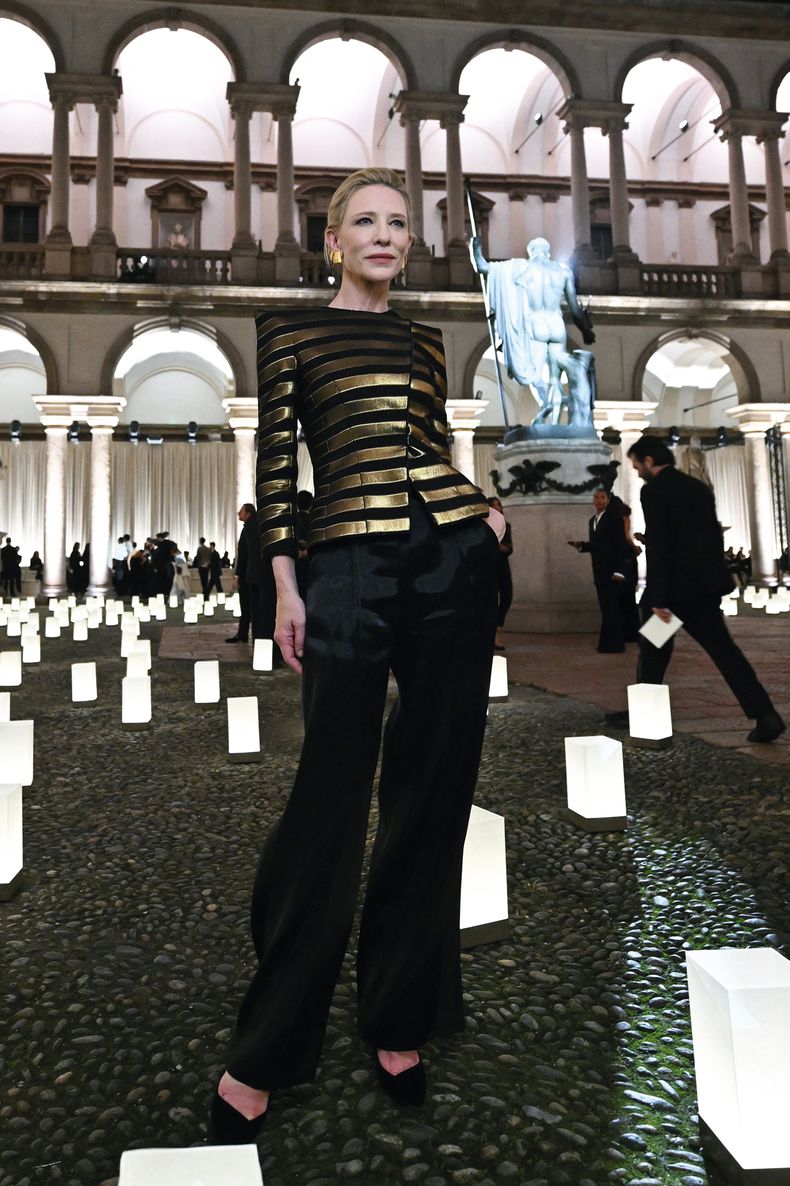 La actriz Cate Blanchett, embajadora de Armani, llegó a la Pinacoteca di Brera con un conjunto de top metálico y pantalón negro y, como siempre, se robó las miradas.