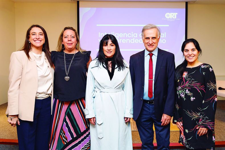 Marcela Mailhos, Sabrina Bianchi, Cristina Bertolotto, vicerrector de Gestión y Desarrollo Institucional de Universidad ORT Uruguay Eduardo Hipogrosso y coordinadora adjunta de Contenidos y Redes Sociales de la universidad Analía Piaggio