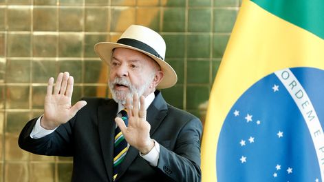 El presidente de Brasil, Luiz Inácio Lula da Silva, gesticula tras una reunión con el presidente de Corea del Sur, Lee Jae Myung, en el Palacio de la Alvorada en Brasilia, el 27 de julio de 2026.