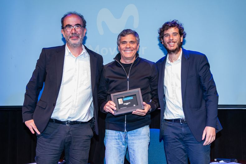 El productor argentino Alejandro Borensztein recibió una placa conmemorativa por los 50 años de Búsqueda de manos del Andrés Danza y Guillermo Draper