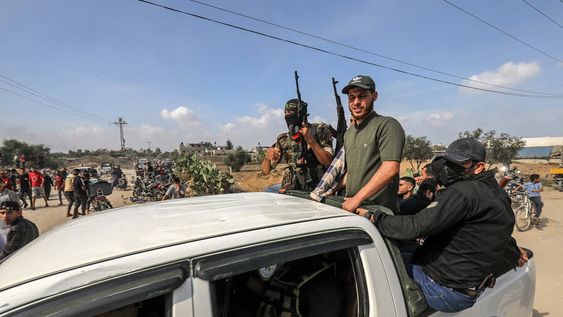 Milicianos palestinos siendo recibidos en la Franja de Gaza tras atacar Israel. Foto: Abed Rahim Khatib / AFP Milicianos palestinos siendo recibidos en la Franja de Gaza tras atacar Israel. Foto: Abed Rahim Khatib / AFP