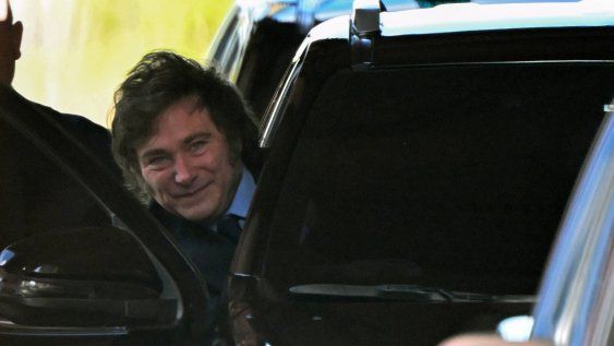 El presidente de Argentina, Javier Milei, sale de la Casa Rosada, el palacio presidencial de Buenos Aires, el 17 de febrero de 2025. El presidente de Argentina, Javier Milei, sale de la Casa Rosada, el palacio presidencial de Buenos Aires, el 17 de febrero de 2025.