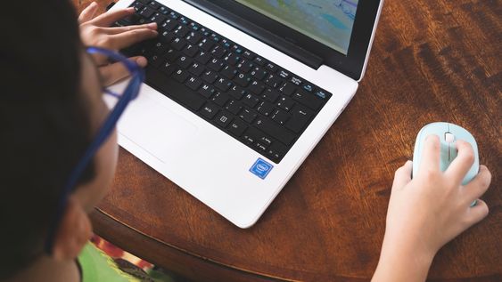 Escolar con notebook de Plan Ceibal Escolar con notebook de Plan Ceibal