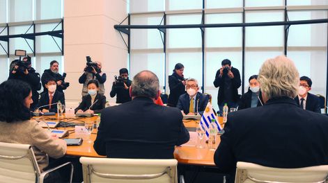 Arbeleche, Delgado y Bustillo con una delegación china. Foto: Presidencia