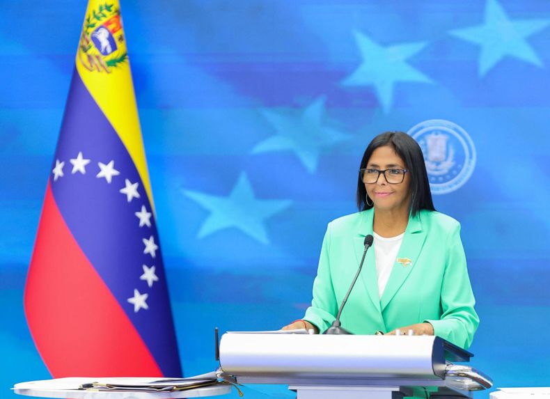 Fotografía difundida por el Palacio de Miraflores de la presidenta encargada de Venezuela, Delcy Rodríguez, durante un mensaje a la nación, en Caracas (Venezuela).