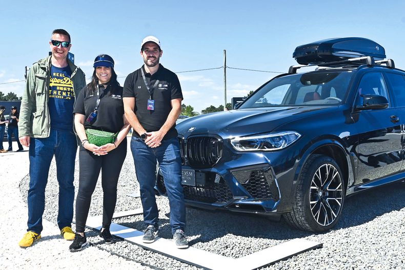 La directora de Marketing de Magna Motors Latam Nixshaliz Montero rodeada por los representantes de la oficina regional de BMW Alexander Luhn y Federico Bangerter