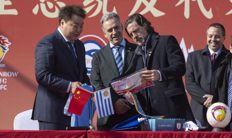 Yamandú Orsi e Ignacio Alonso durante su visita a un complejo deportivo en Beijing.