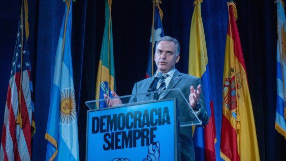 Presidente Yamandú Orsi durante un homenaje a José Mujica en Nueva York. Presidente Yamandú Orsi durante un homenaje a José Mujica en Nueva York.