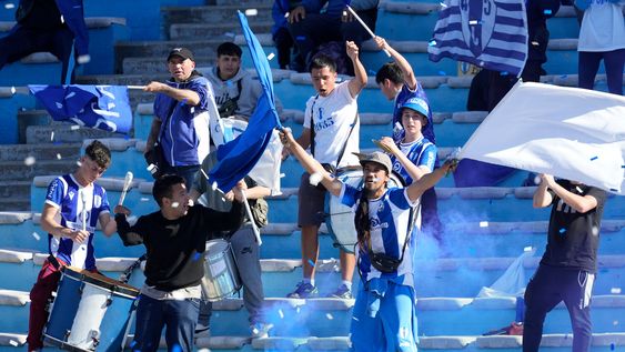Hinchas de Juventud de Las Piedras en el Estadio Centenario, durante un partido de la Liga AUF Uruguaya 2026.&nbsp;