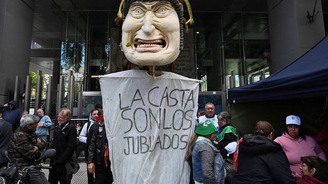 Una protesta de jubilados mientras el Congreso discutía la Ley Bases. Foto: AFP, Luis Robayo
