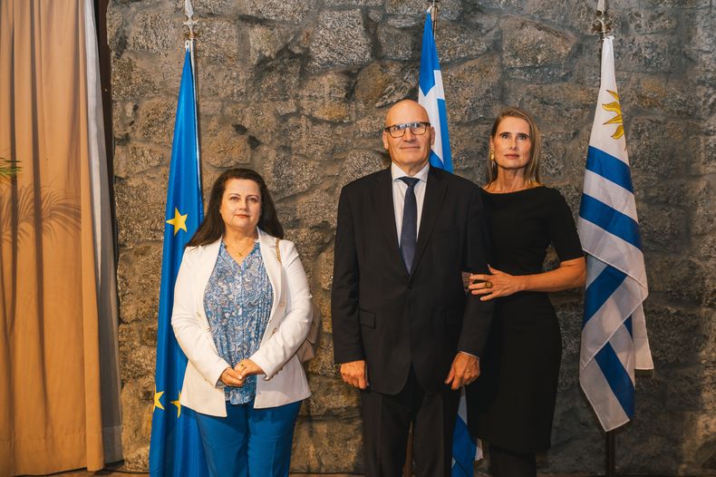 De la Embajada de Grecia: jefa de la Oficina Consular Aikaterini Thanou, embajador Stavros Spyridakis y Katarzyna Spyridakis.