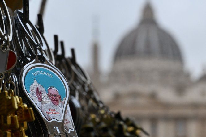 Venta de llaveros del papa Francisco en la plaza de San Pedro, en el Vaticano.