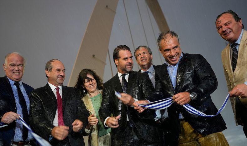 La inauguración, bajo tormenta, del viaducto del Puerto de Montevideo