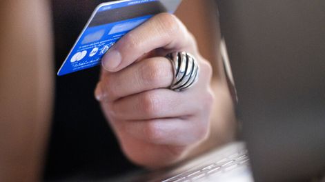 Compras por internet con la tarjeta del BROU. Foto: Pablo Vignali / adhocFOTOS