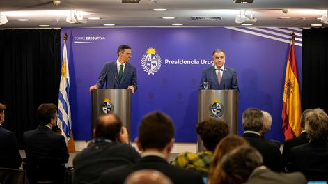 El presidente del gobierno de España, Pedro Sánchez, se reunió con Yamandú Orsi en julio en Montevideo.