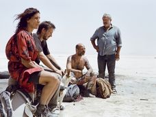 Stefania Gadda, Tonin Janvier, Richard Bellamy y Sergi López en Sirât. Stefania Gadda, Tonin Janvier, Richard Bellamy y Sergi López en Sirât.