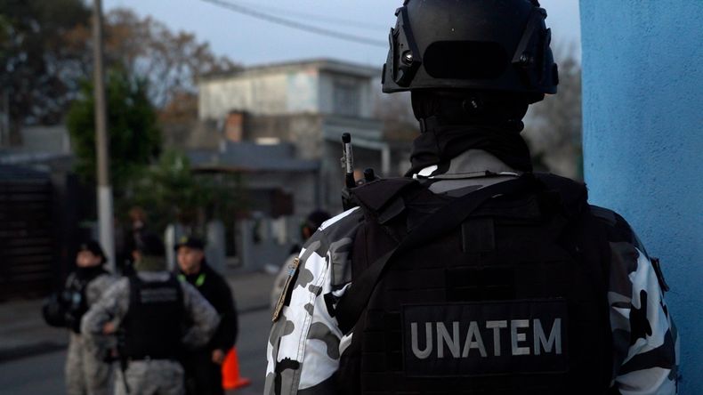 Un oficial de la Unidad de Apoyo Táctico Especial de Montevideo, de la Policía Nacional, durante uno de los procedimientos de la Operación Dominio, a la que en los próximos días se sumará el transporte del Ejército Nacional.
