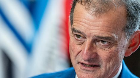 Guido Manini Ríos, candidato a presidente por Cabildo Abierto, en la antesala de la Cámara de Senadores, en agosto