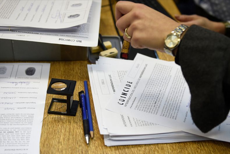 Proceso de verificacion de firmas presentadas para convocar referéndum contra la LUC, en la Corte Electoral, Montevideo. Foto: Daniel Rodriguez / adhocFOTOS