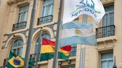 Edificio Mercosur en la rambla de Montevideo.