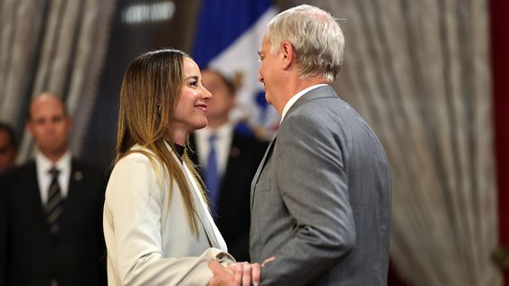El presidente de Chile, José Antonio Kast (d) saluda a la exministra de la Secretaría General de Gobierno, Mara Sedini (i), durante una ceremonia el 19 de mayo de 2026, en el Palacio de La Moneda, en Santiago (Chile).