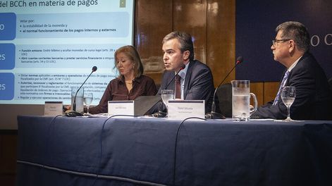 Una mesa de las XII Jornadas de Derecho Bancocentralista efectuadas la semana pasada. Foto: BCU
