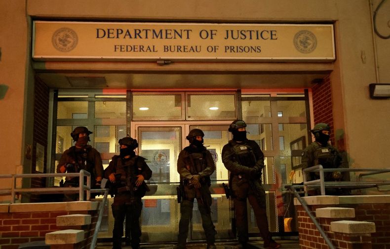 Agentes de policía armados se encuentran frente al centro de detención metropolitano en el distrito de Brooklyn de Nueva York, donde se espera que el presidente derrocado Nicolás Maduro sea detenido, el 3 de enero de 2026 en la ciudad de Nueva York.