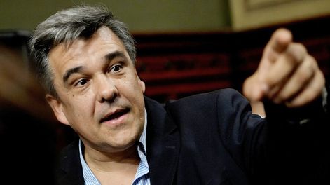 Carlos Camy durante una conferencia de prensa en la Cámara de Senadores. Foto: Javier Calvelo / adhocFOTOS.