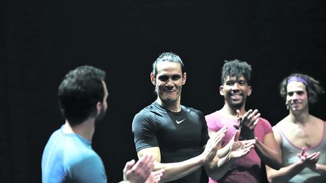 Búsqueda | Edinson Cavani durante una publicidad que promueve el ballet. Foto: Nicolás Der Agopián / Búsqueda