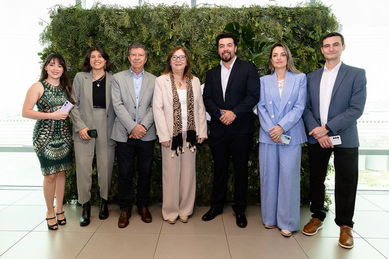 Autoridades de OPPO y Antel durante la presentación de la marca en Uruguay&nbsp;