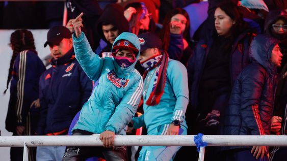 Hinchas de U. de Chile este miércoles, en un partido de los octavos de final de la Copa Sudamericana entre Independiente y Universidad de Chile en el estadio Libertadores de América en Avellaneda (Argentina) Hinchas de U. de Chile este miércoles, en un partido de los octavos de final de la Copa Sudamericana entre Independiente y Universidad de Chile en el estadio Libertadores de América en Avellaneda (Argentina)
