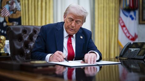 El presidente de Estados Unidos, Donald Trump, firma una orden ejecutiva