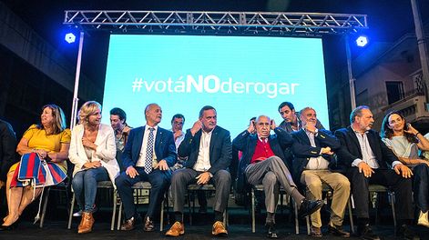 Dirigentes de los partidos de la coalición en el acto de cierre de campaña en contra del referéndum por la LUC. Foto: Santiago Mazzarovich, adhocFOTOS