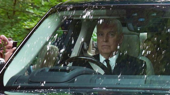 Andrew Mountbatten-Windsor, expríncipe de Reino Unido y hermano menor del rey Carlos III, se convirtió este jueves 19 de febrero en el primer exmonarca detenido tras la revelación de los archivos del caso del depredador sexual Jeffrey Epstein.