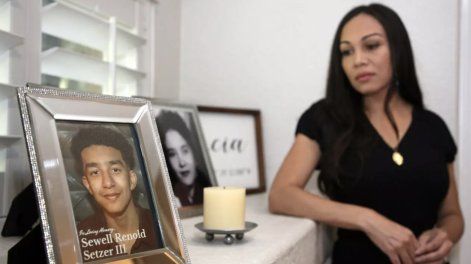 Megan García mira una foto de su hijo Sewell Setzer III, quien, según ella, se enamoró de un chatbot de inteligencia artificial que lo animó a quitarse la vida.