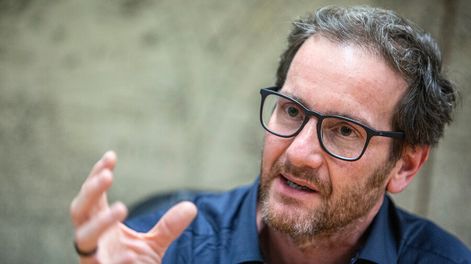 Búsqueda | Carlos Magro durante la entrevista con Búsqueda. Fotos: Mauricio Zina / adhocFOTOS