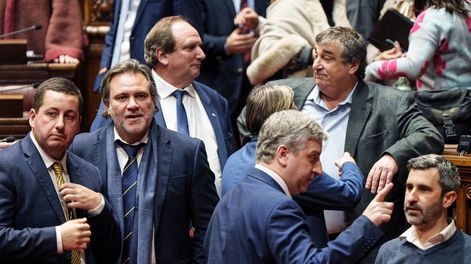Legisladores del Partido Nacional y el Frente Amplio durante una sesión de la Asamblea General.