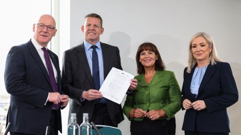 El líder del Partido Nacionalista Escocés (SNP), John Swinney, Rhun ap Iorwerth de Plaid Cymru en Gales, Mary Lou McDonald, presidenta de los Republicanos Irlandeses del Sinn Féin, y Michelle ONeill, vicepresidenta de los Republicanos Irlandeses del Sinn Féin, posan juntos con un memorando de entendimiento durante una reunión en Cardiff, Gales, el 14 de setiembre de 2026, para presionar por votaciones de autodeterminación en sus territorios.