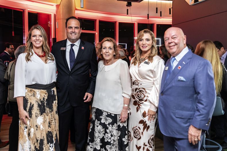 De Redbridge: gerenta general en Uruguay Alejandra de Freitas, director de Operaciones en Uruguay Alejandro Vázquez, fundadora María Ferrari, directora global de Operaciones Sandra Santiago y CEO Edmund Santiago
