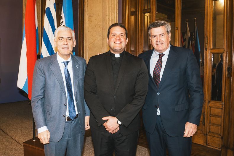 Diputado Rodrigo Goñi, vicerrector de la Universidad Católica del Uruguay Gustavo Monzón y senador Pedro Bordaberry.