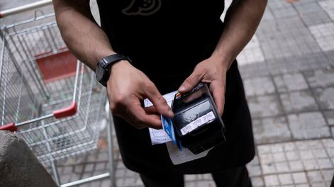 Pago con pos móvil. Foto: Pablo Vignali / adhocFOTOS