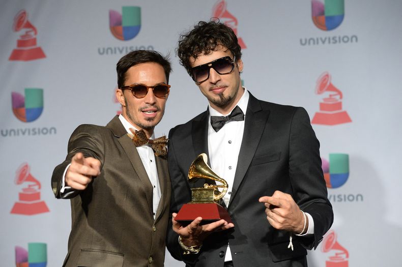 Illya Kuryaki & The Valderramas ganó en 2013 un Latin Grammy a Mejor Canción por Ula Ula, pero el premio llegó a sus manos recién en 2014 porque quedó varado en la aduana argentina.