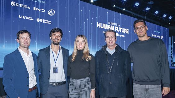 Fundador de Summit IA Human Future Jerónimo Pino, cofundador y director de Aquí Estoy Chat Juan Pablo Villani, economista y periodista Lara López Calvo, presidente CEO de Movistar Uruguay José Luis Aiello e investigador y divulgador científico Fabricio Ballarini Fundador de Summit IA Human Future Jerónimo Pino, cofundador y director de Aquí Estoy Chat Juan Pablo Villani, economista y periodista Lara López Calvo, presidente CEO de Movistar Uruguay José Luis Aiello e investigador y divulgador científico Fabricio Ballarini