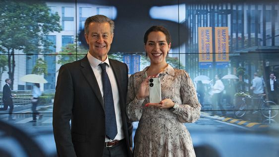 Presidente de Antel Gabriel Gurméndez y PR manager de Honor Latam María García de León Arnal