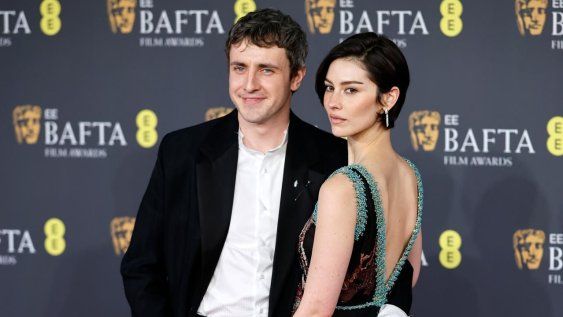 Paul Mescal y Gracie Abrams posaron juntos por primera vez en una alfombra roja en los Premios Bafta.