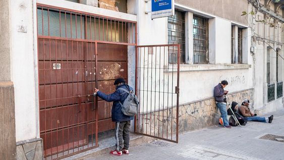 Personas en situación de calle esperan para ingresar en el refugio nocturno de Andes y Paysandú en el centro de Montevideo Foto: Mauricio Zina / adhocFOTOS