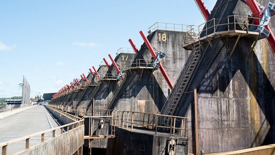 Salto genera entre el 40% y el 60% de la electricidad que consume el país. Foto: Ricardo Antúnez / adhocFOTOS Salto genera entre el 40% y el 60% de la electricidad que consume el país. Foto: Ricardo Antúnez / adhocFOTOS