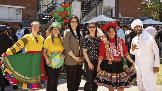 Darya Halauko, Mónica Scarpa, country head de TCS Uruguay Natacha Emicuri, gerenta de RR.HH. de TCS Uruguay Verónica Lozano, Cynthia Gómez y Pawan Kumar. Darya Halauko, Mónica Scarpa, country head de TCS Uruguay Natacha Emicuri, gerenta de RR.HH. de TCS Uruguay Verónica Lozano, Cynthia Gómez y Pawan Kumar.